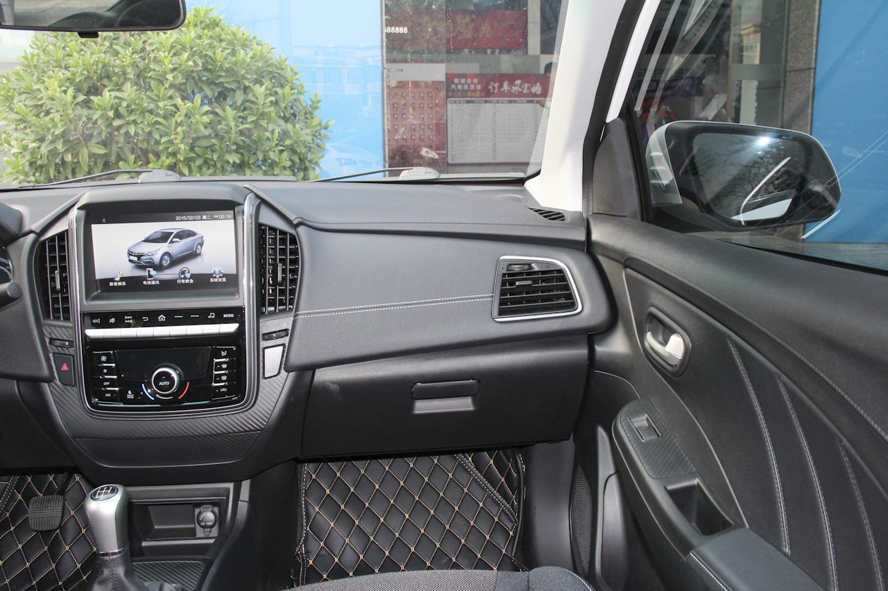 2016款锐3 1.6L手动尊享型天窗版