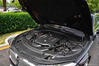 2018款宝马7系740Li 3.0T自动尊享型卓越套装xDrive