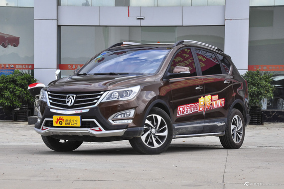 2016款 宝骏560 1.8L手动豪华型 大地棕