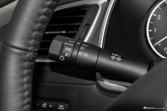 2017款楼兰2.5L自动S/C XE HEV混动四驱尊尚版