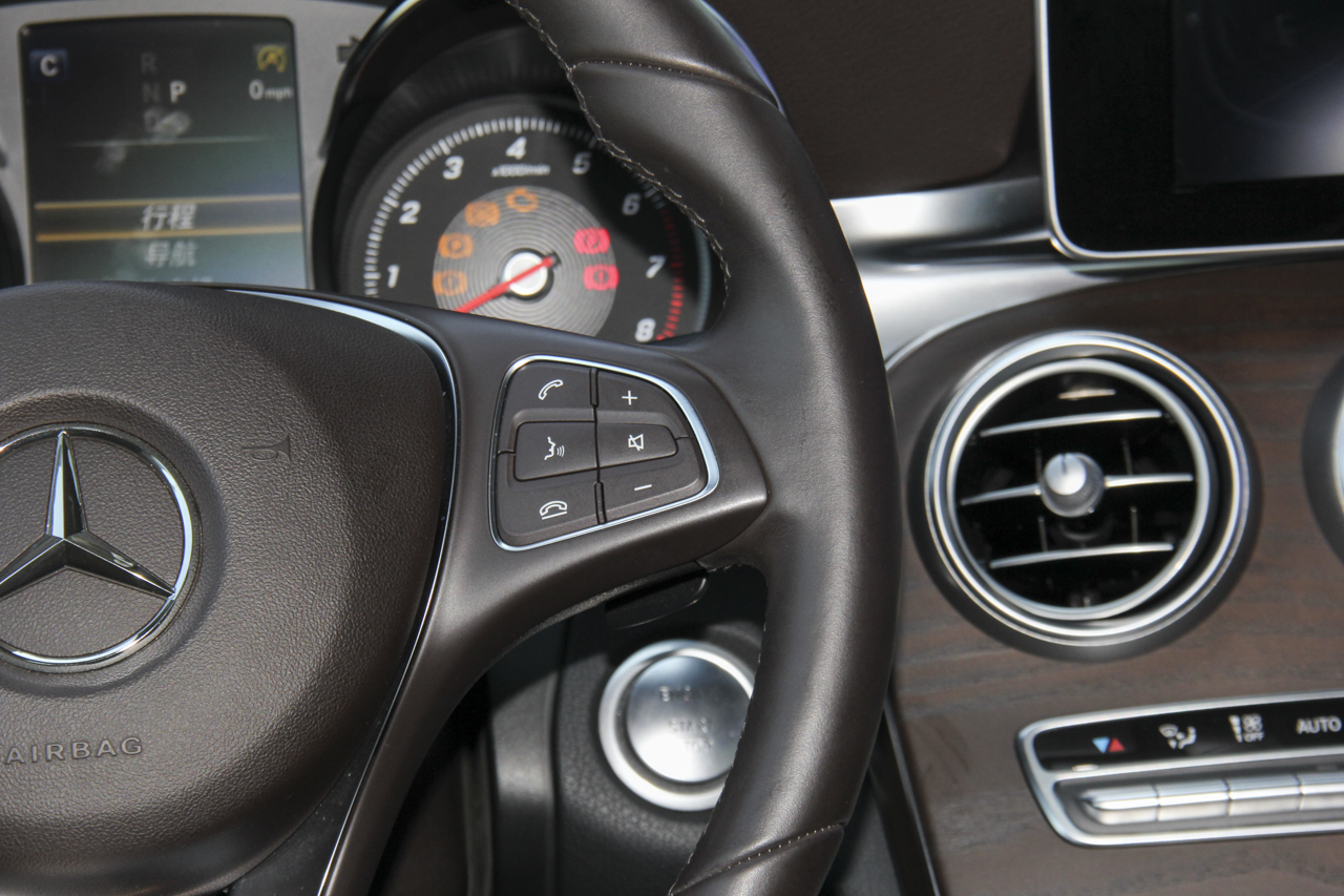 2018款奔驰GLC改款2.0T自动300 4MATIC动感型