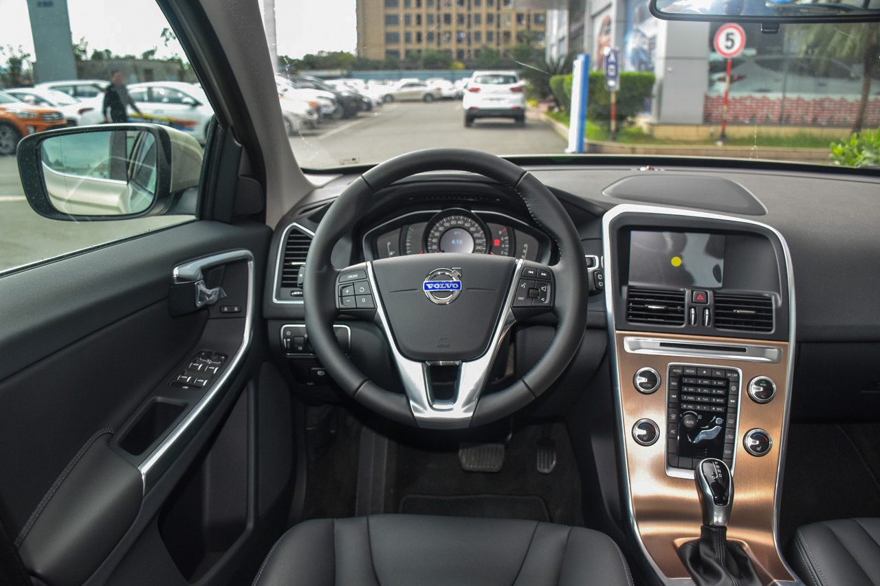 2017款沃尔沃XC60 2.0T自动T5 智进版