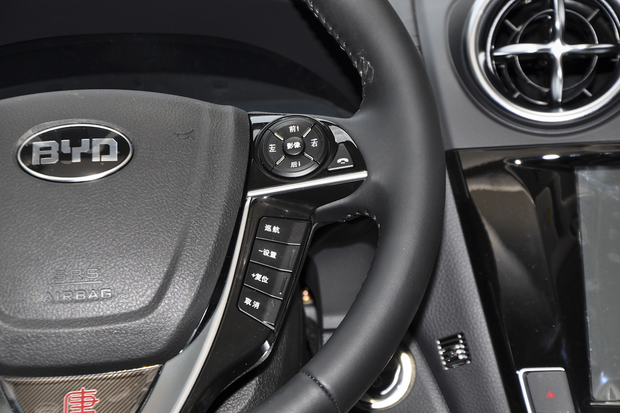 2015款比亚迪唐2.0T自动四驱旗舰型