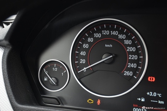 2017款宝马3系2.0T自动M运动型330i（白）