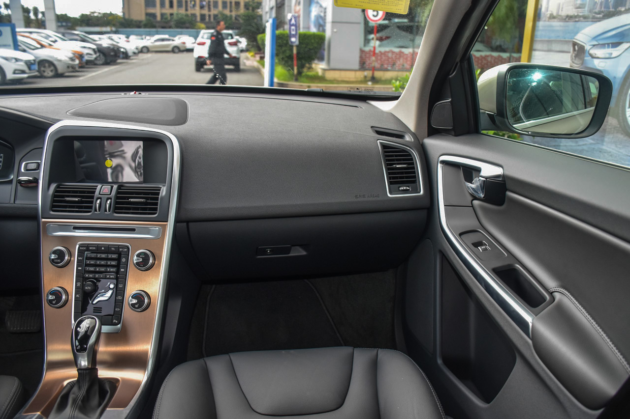 2017款沃尔沃XC60 2.0T自动T5 智进版