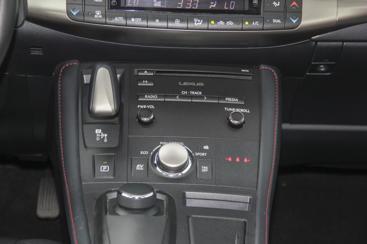 2017款雷克萨斯CT200h 舒适版双色