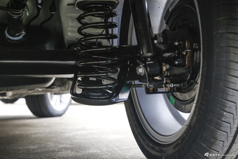 2016款艾瑞泽5 1.5L手动领锐版 秀色金