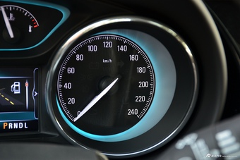 2017款昂科威2.0T自动四驱豪华型28T 雪域白