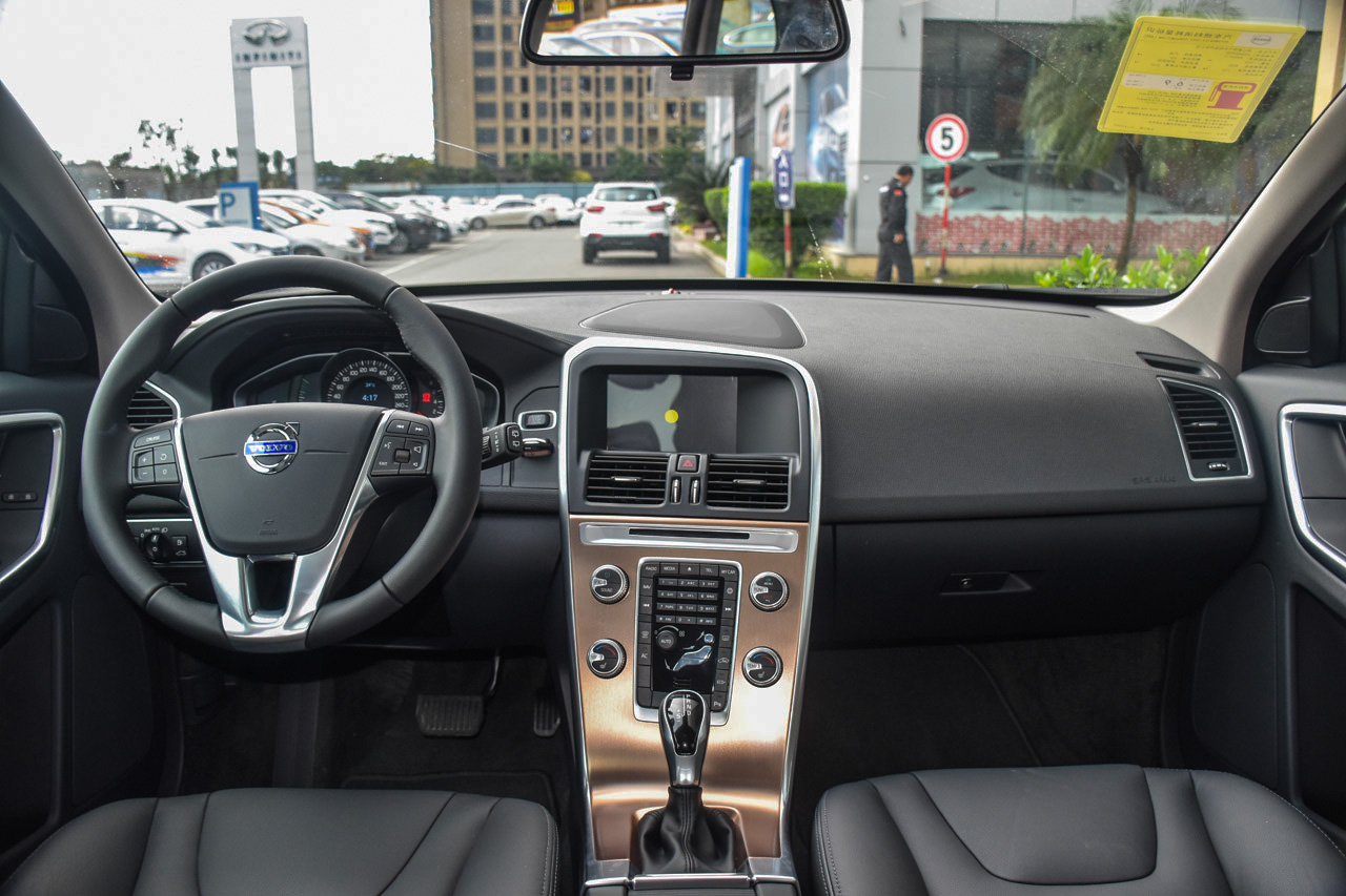 2017款沃尔沃XC60 2.0T自动T5 智进版