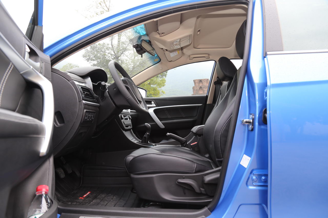 2017款吉利帝豪1.3T手动三厢百万款向上版