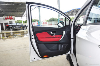 2016款哈弗H1 1.5L手动舒适型蓝标改款 钛白