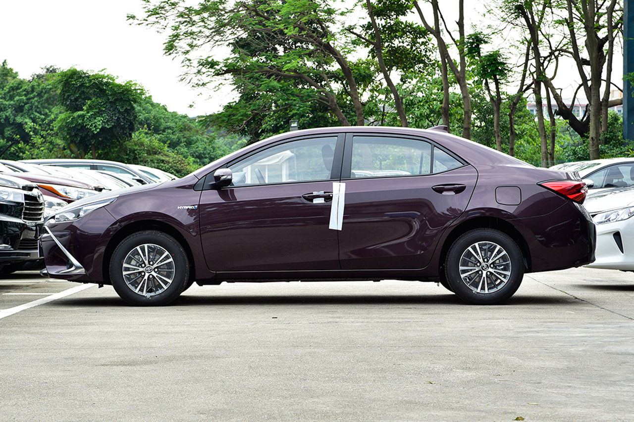 2016款雷凌双擎1.8L自动精英天窗版