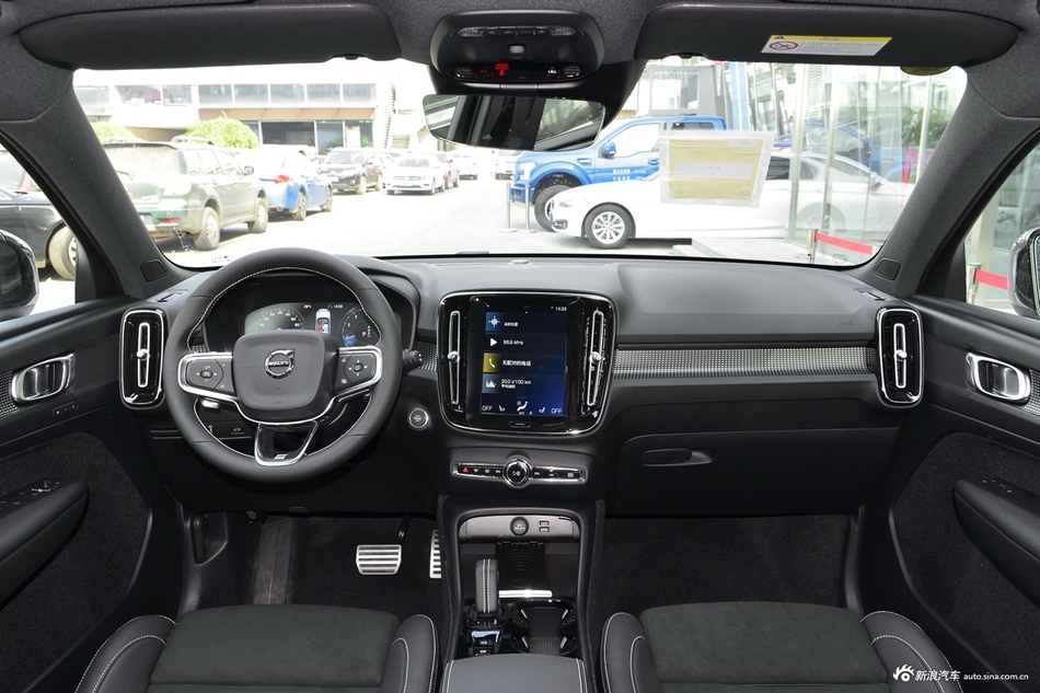 2019款沃尔沃XC40 2.0T四驱运动日暮水晶白T5