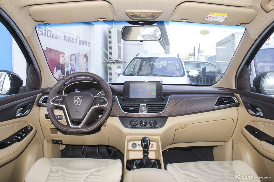 2017款宝骏730 1.5T手动时尚型7座