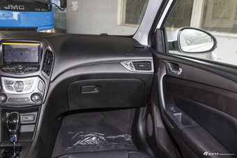 2016款艾瑞泽5 1.5L自动领锐版 俊逸白