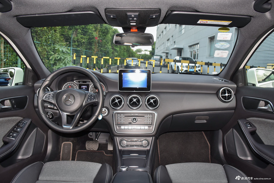 2017款奔驰A级 A200 1.6T自动动感型