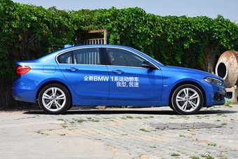 2017款宝马1系118i自动设计套装型