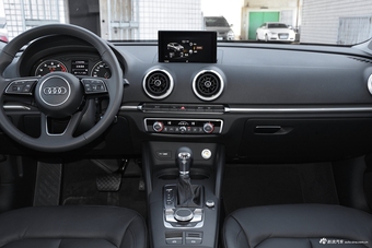 2018款奥迪A3 30周年型2.0T自动Sportback 40 TFSI风尚型