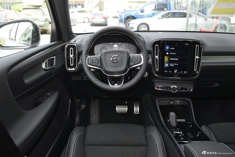 2019款沃尔沃XC40 2.0T四驱运动日暮水晶白T5