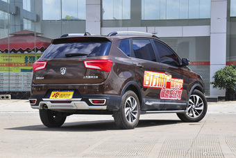 2016款 宝骏560 1.8L手动豪华型 大地棕