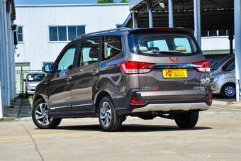 2016款五菱宏光S1 1.5L手动尊享型 大地棕