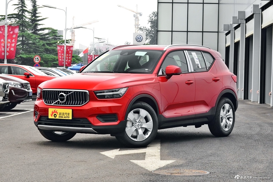 2019款沃尔沃XC40 2.0T四驱正午熔岩红T4