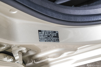 2016款艾瑞泽5 1.5L手动领锐版 秀色金