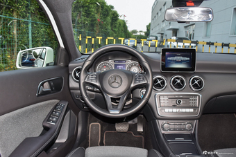 2017款奔驰A级 A200 1.6T自动动感型
