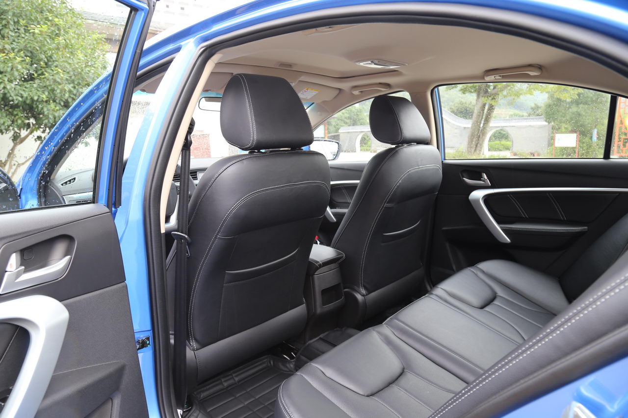 2017款吉利帝豪1.3T手动三厢百万款向上版