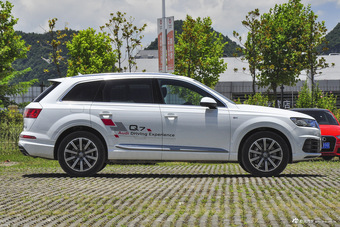 2016款奥迪Q7 3.0T自动45TFS S-Line运动型