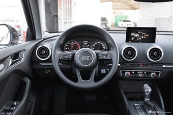 2018款奥迪A3 30周年型2.0T自动Sportback 40 TFSI风尚型