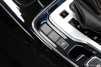 2017款宝骏560 1.5T DCT尊享型