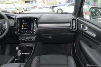 2019款沃尔沃XC40 2.0T四驱运动日暮水晶白T5