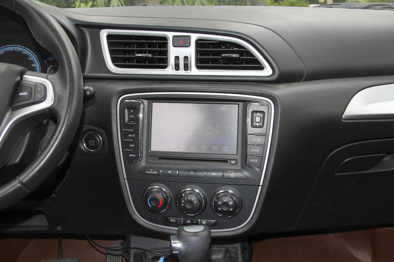 2015款骏派D60 1.8L自动尊贵型 白色