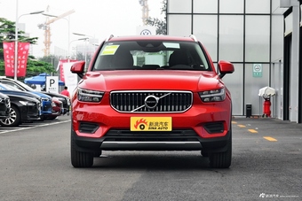 2019款沃尔沃XC40 2.0T四驱正午熔岩红T4