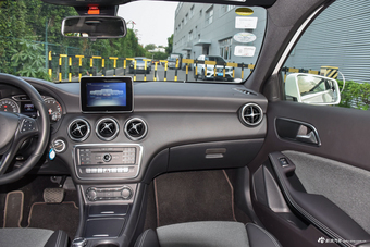 2017款奔驰A级 A200 1.6T自动动感型