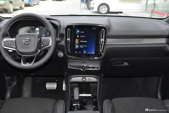 2019款沃尔沃XC40 2.0T四驱运动日暮水晶白T5