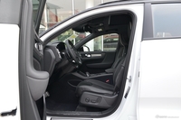 2019款沃尔沃XC40 2.0T四驱运动日暮水晶白T5