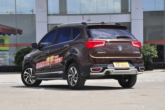 2016款 宝骏560 1.8L手动豪华型 大地棕