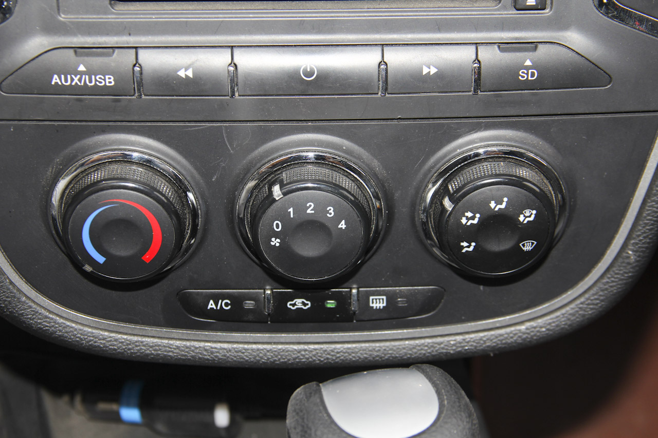 2015款骏派D60 1.8L自动尊贵型 白色