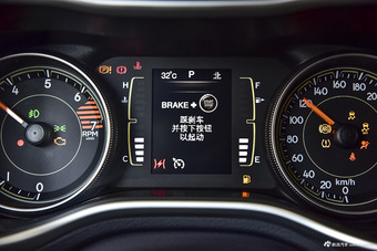 2016款自由光2.4L自动领先版 星光银