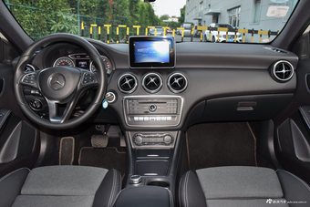2017款奔驰A级 A200 1.6T自动动感型