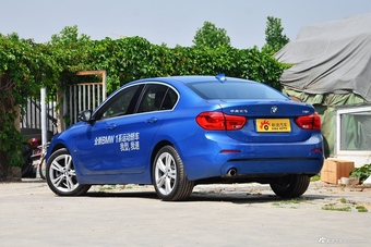 2017款宝马1系118i自动设计套装型