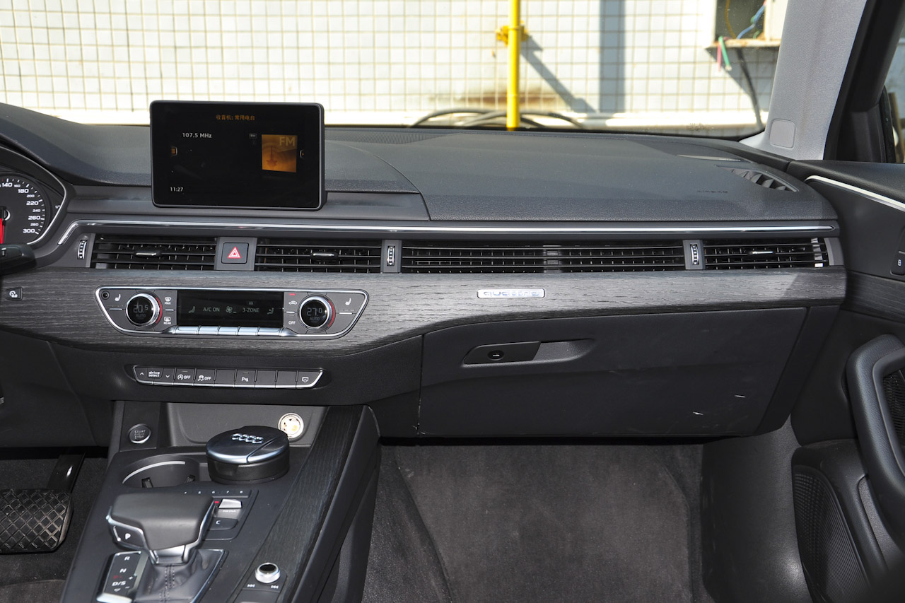 2017款奥迪A4L 2.0T自动45TFSI quattro风尚型