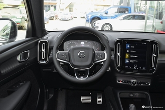 2019款沃尔沃XC40 2.0T四驱运动日暮水晶白T5