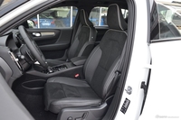 2019款沃尔沃XC40 2.0T四驱运动日暮水晶白T5