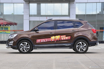 2016款 宝骏560 1.8L手动豪华型 大地棕