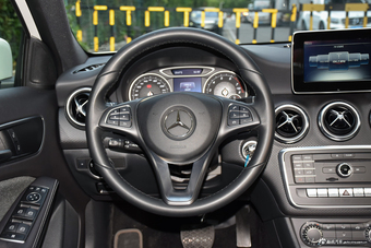 2017款奔驰A级 A200 1.6T自动动感型