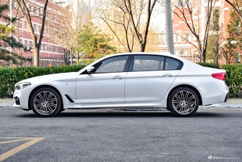 2018款宝马5系改款2.0T自动530Li领先型M运动套装