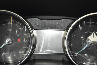 2016款众泰SR7 1.5T手动魔方之心版